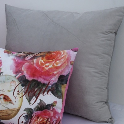Almofada cinzenta lisa com almofada decorativa floral e texto