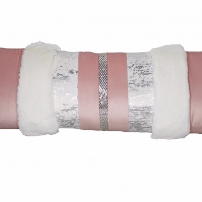 Almofada retangular longa rosa com detalhes brancos e prateados