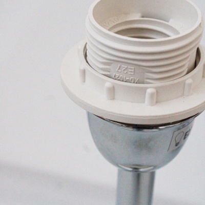 Peça metálica cromada com rosca de plástico branco e inscrições E27