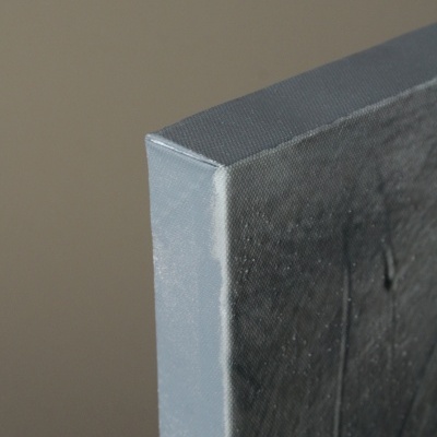 Quadro de tela cinza e preto com textura visível