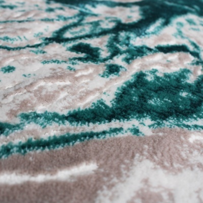 Plano aproximado de tapete macio com padrão abstrato em verde, bege e branco
