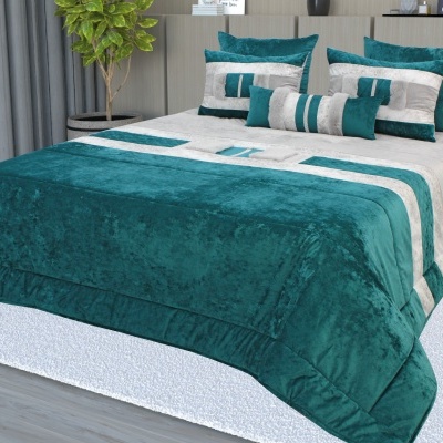 Conjunto de roupa de cama verde turquesa e creme em quarto moderno