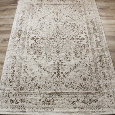 Tapete bege com padrão floral e geométrico sobre chão de madeira