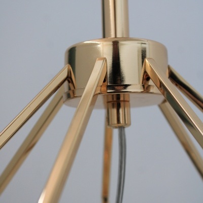 Candeeiro de suspensão de metal dourado com estrutura geométrica