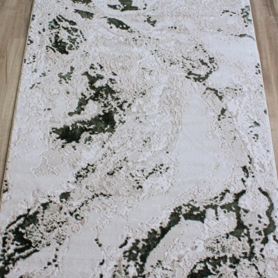 Tapete retangular com padrão abstrato em branco, cinza claro e verde escuro sobre chão de madeira