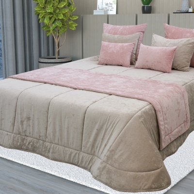 Conjunto de cama bege e rosa com textura aveludada e decoração de quarto