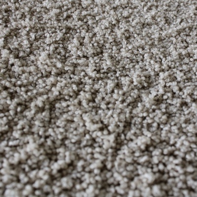 Tapete de pelo curto bege e cinza com textura felpuda