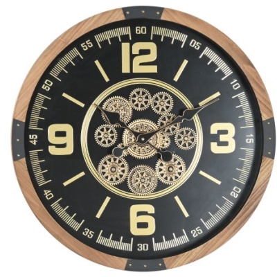 Relógio de parede redondo com moldura de madeira clara e mostrador preto com números amarelos e engrenagens decorativas