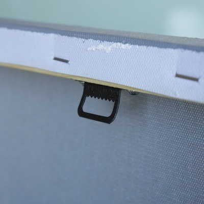 Borda de tela esticada com alça preta e grampos metálicos