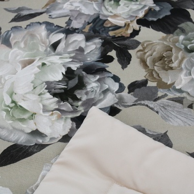 Tecido floral e almofada branca