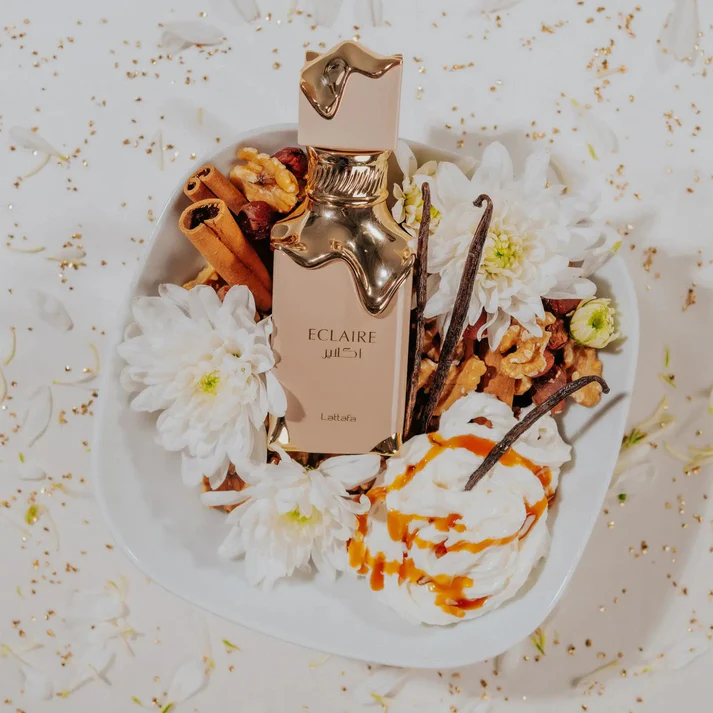 Frasco de perfume dourado com decoração de flores, nozes e especiarias