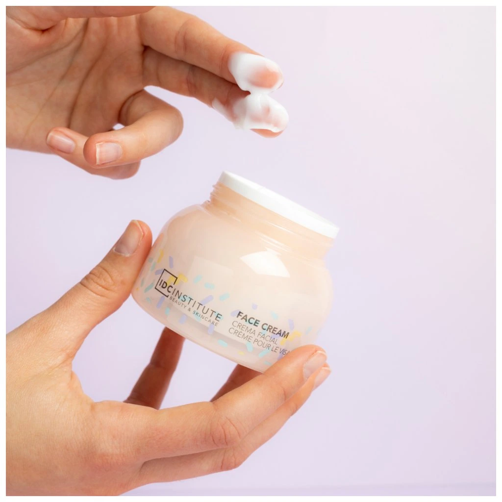 Frasco de creme facial translúcido com tampa branca e texto 'Face Cream'