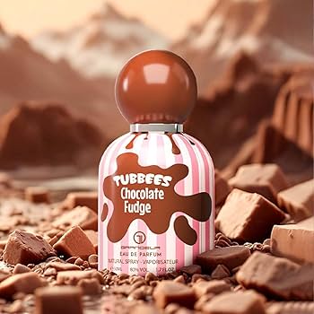 Frasco de perfume Tubbees Chocolate Fudge com padrão às riscas e tampa redonda castanha em ambiente com chocolate
