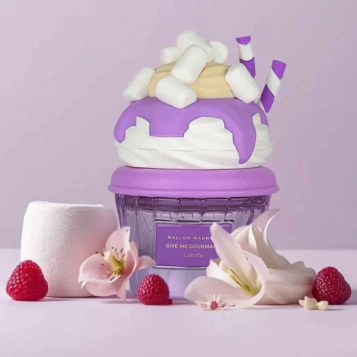 Frasco de perfume decorado com marshmallows e flores em fundo rosa