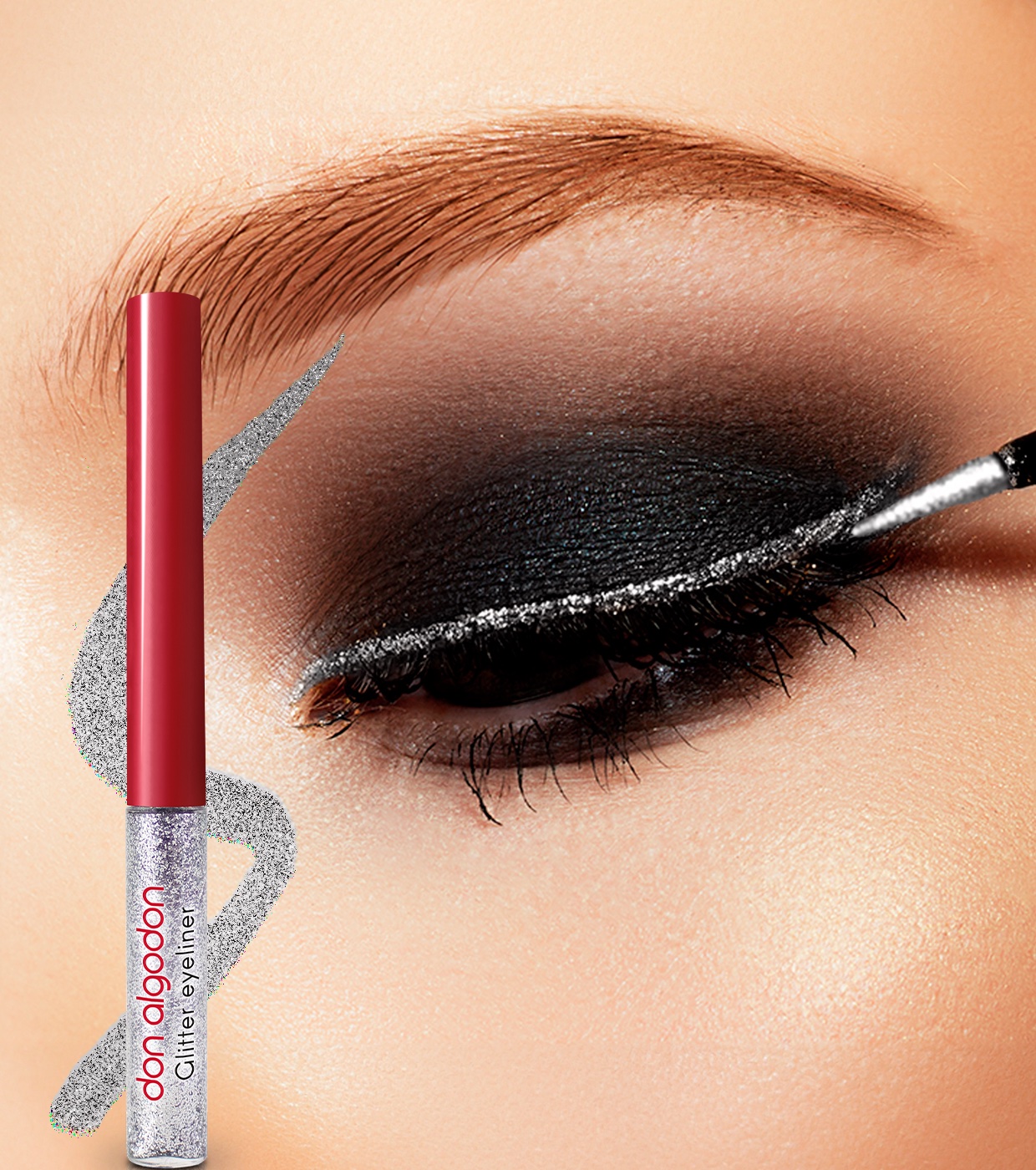 Olho com maquilhagem negra e eyeline prateado glitter Don Algodón