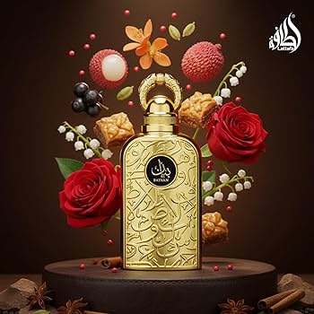 Frasco de perfume dourado com decoração e flores ao redor