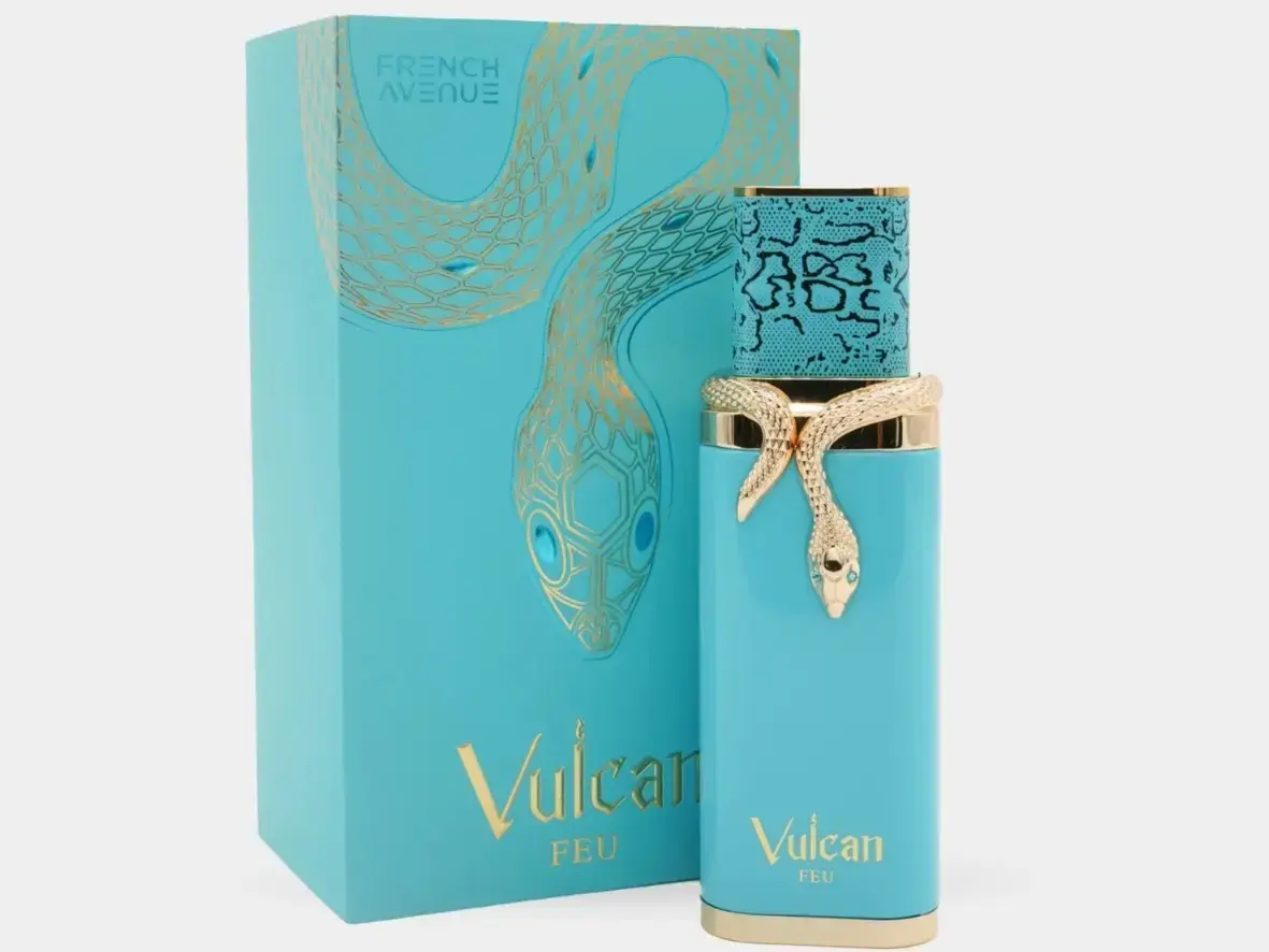 Frasco e caixa de perfume azul turquesa com detalhes dourados e cobra decorativa