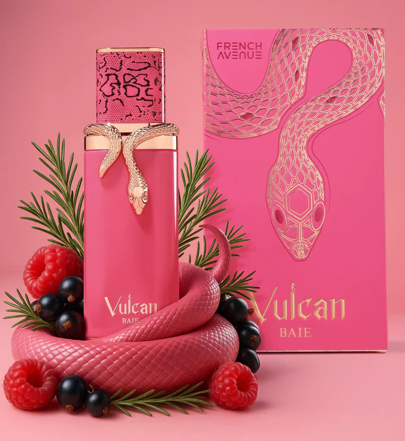 Frasco de perfume rosa com decoração de cobra e embalagem rosa com texto