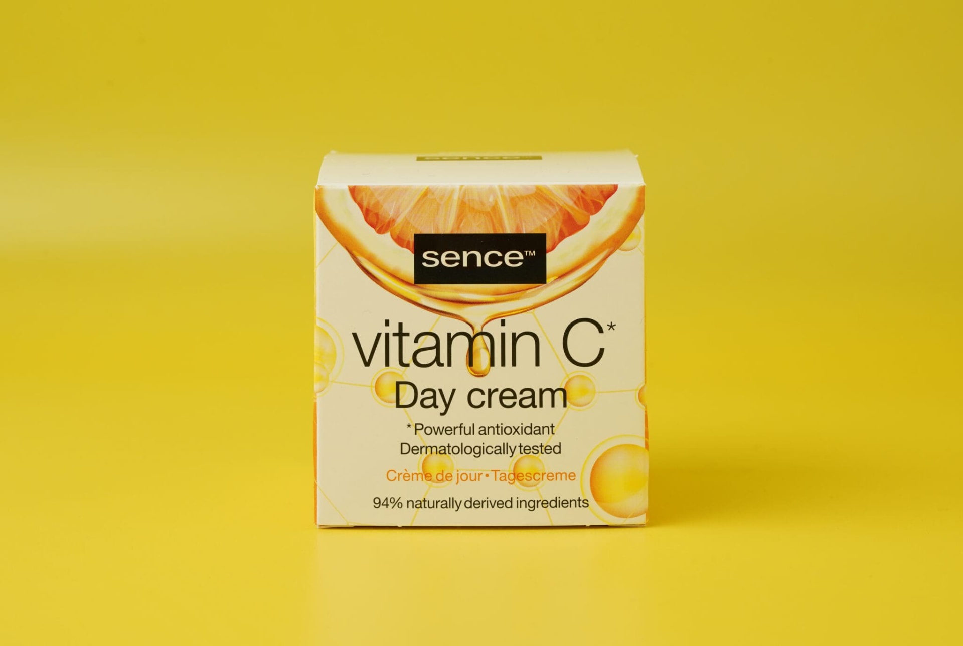caixa creme de dia Sence vitamina C em fundo amarelo