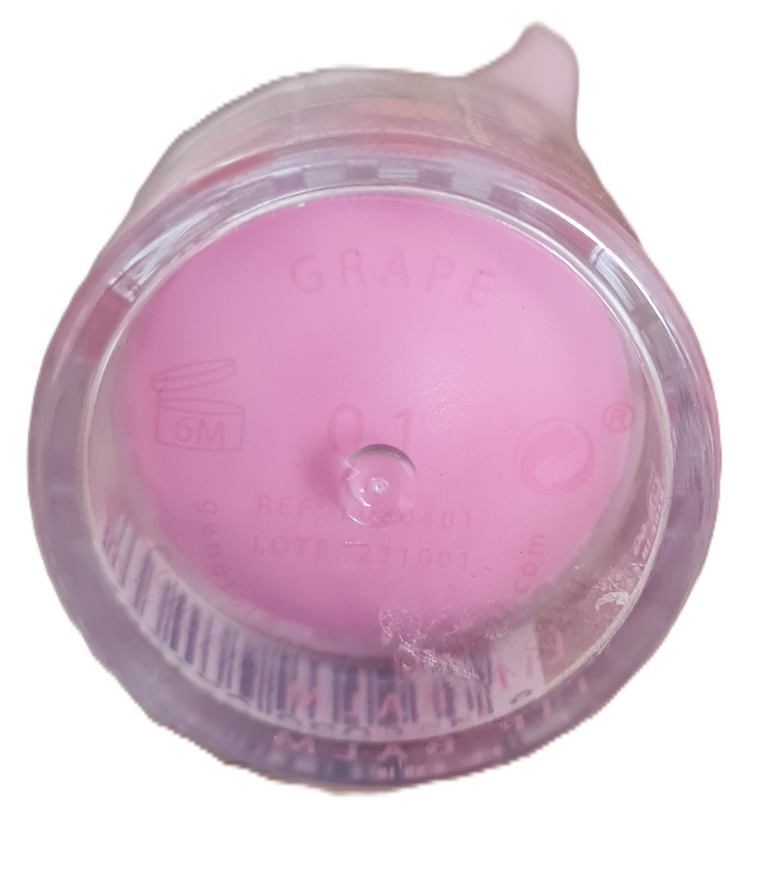 Frasco transparente com líquido rosa e texto 'GRAPE' no fundo.