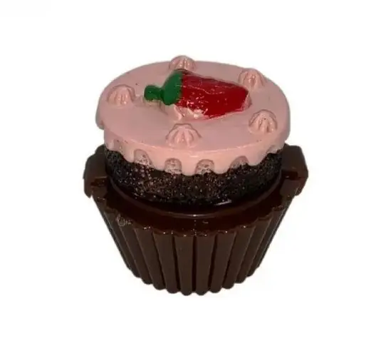 Cupcake decorativo com cobertura cor-de-rosa e detalhe de morango em cima