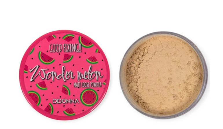 Pó solto mate para rosto com tampa rosa estampada com melancias e pó bege visível