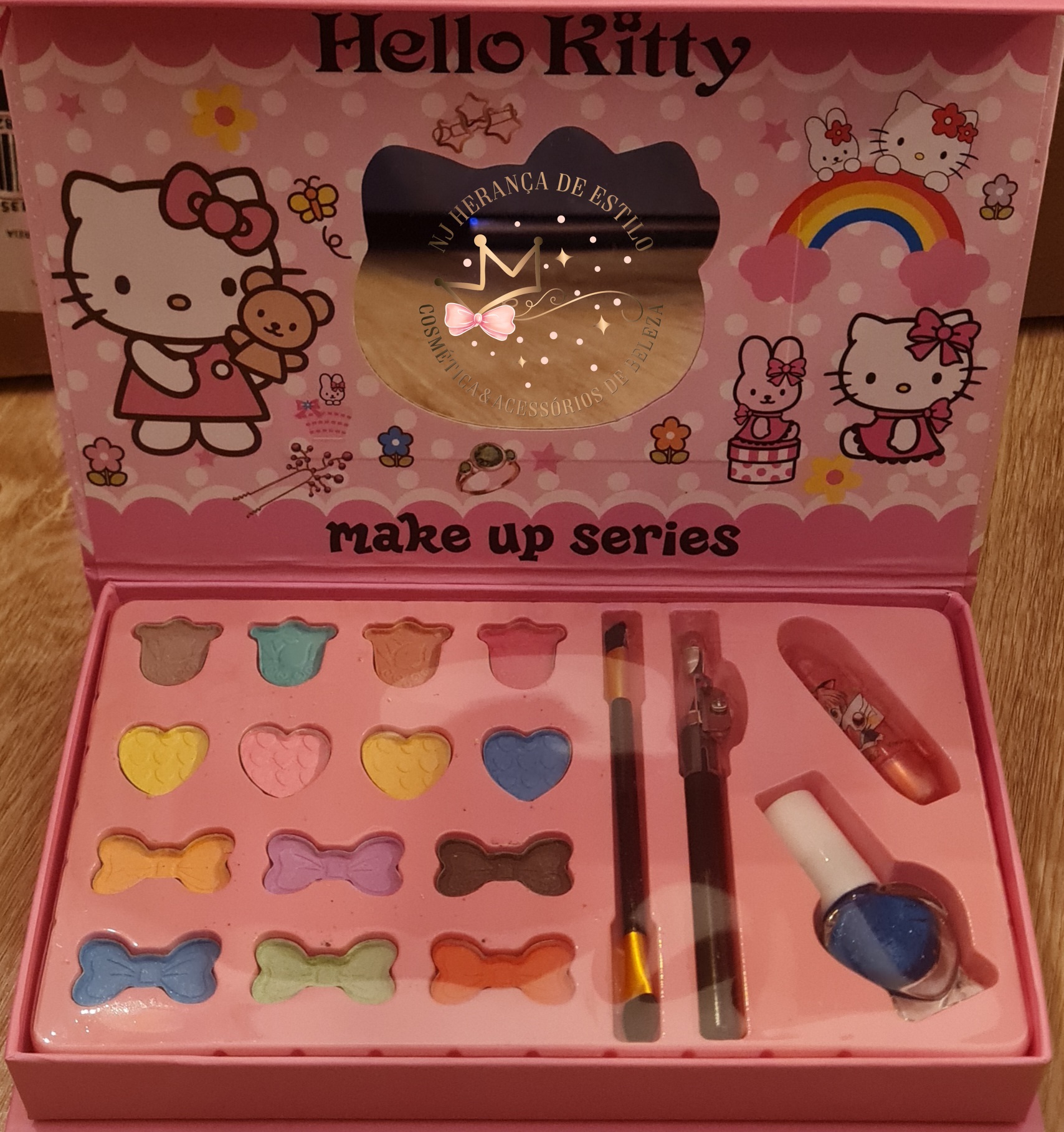 Paleta de maquilhagem Hello Kitty em embalagem cor-de-rosa com sombras coloridas e acessórios.