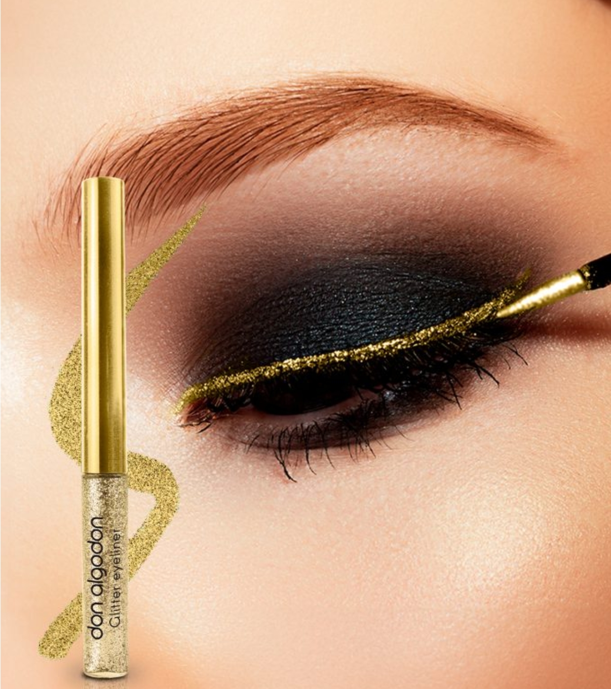 Olho com sombra preta e eyeliner glitter dourado com tubo de eyeliner don algodón
