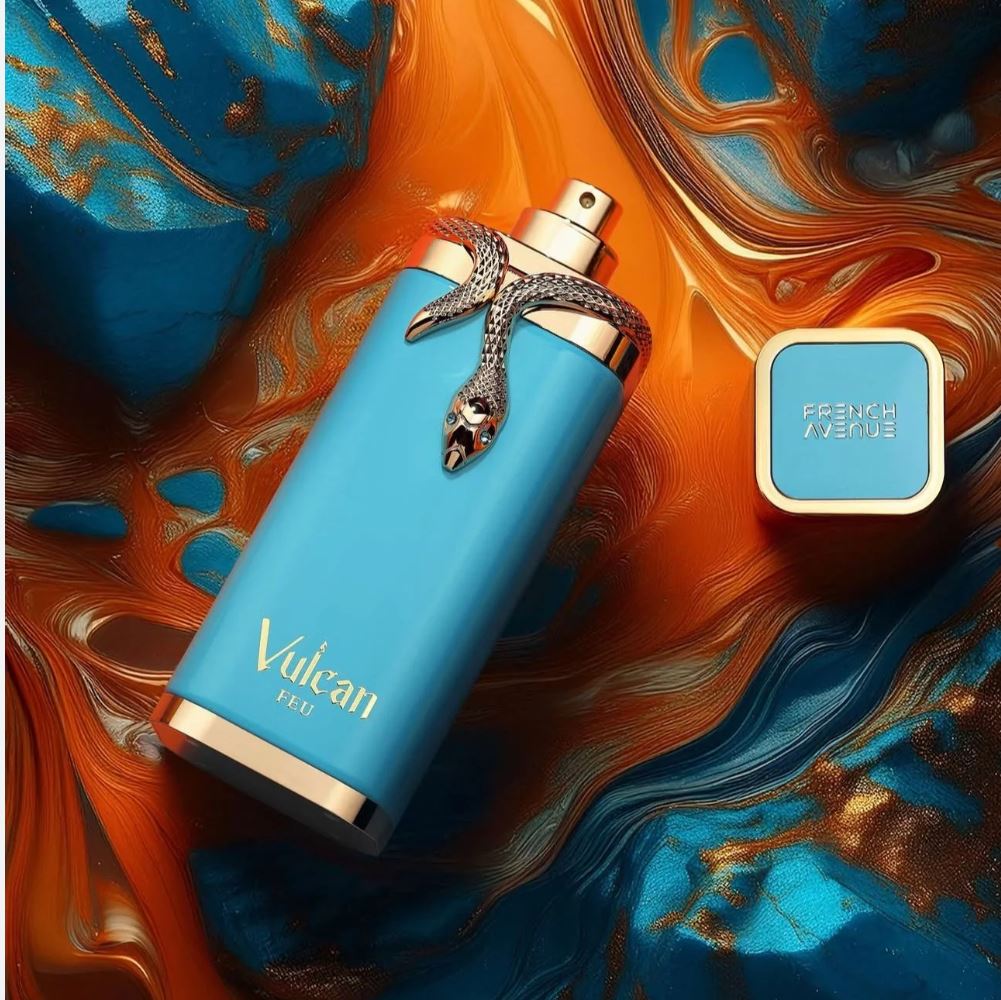 Frasco de perfume azul com serpente metálica prateada e tampa azul ao lado.
