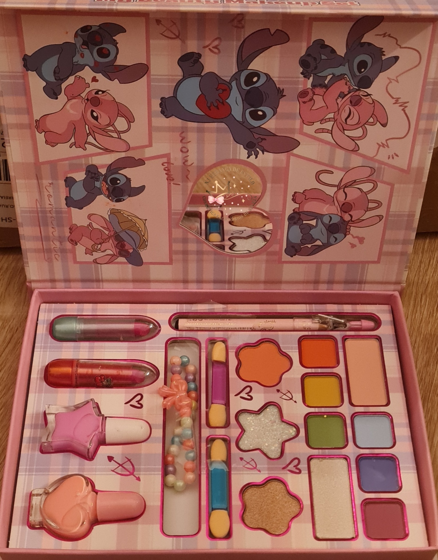 Kit de maquilhagem com sombras coloridas, vernizes e personagens Stitch
