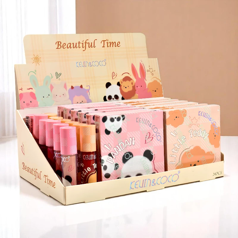 Expositor de maquilhagem com embalagens coloridas e desenhos de animais