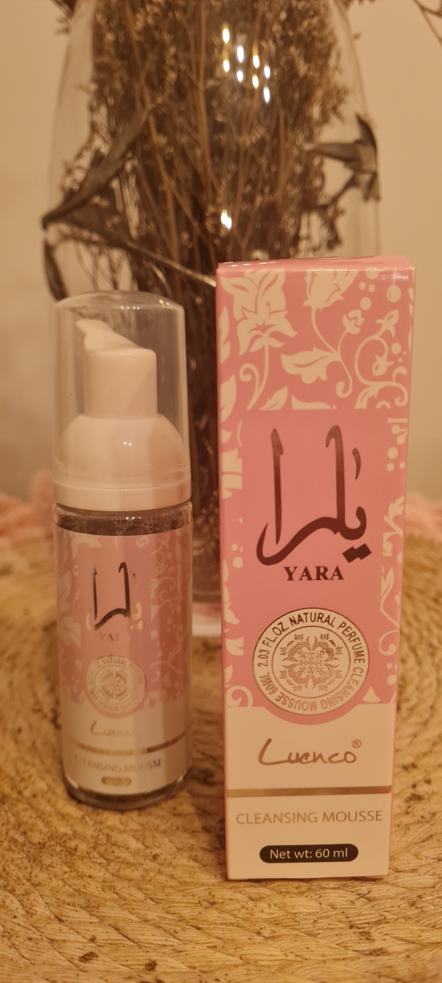 Frasco e caixa de mousse de limpeza YARA da marca Luenco em tom rosa com detalhes brancos