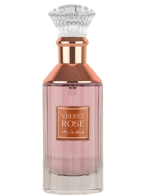 Frasco de perfume rosa com tampa transparente e detalhes dourados