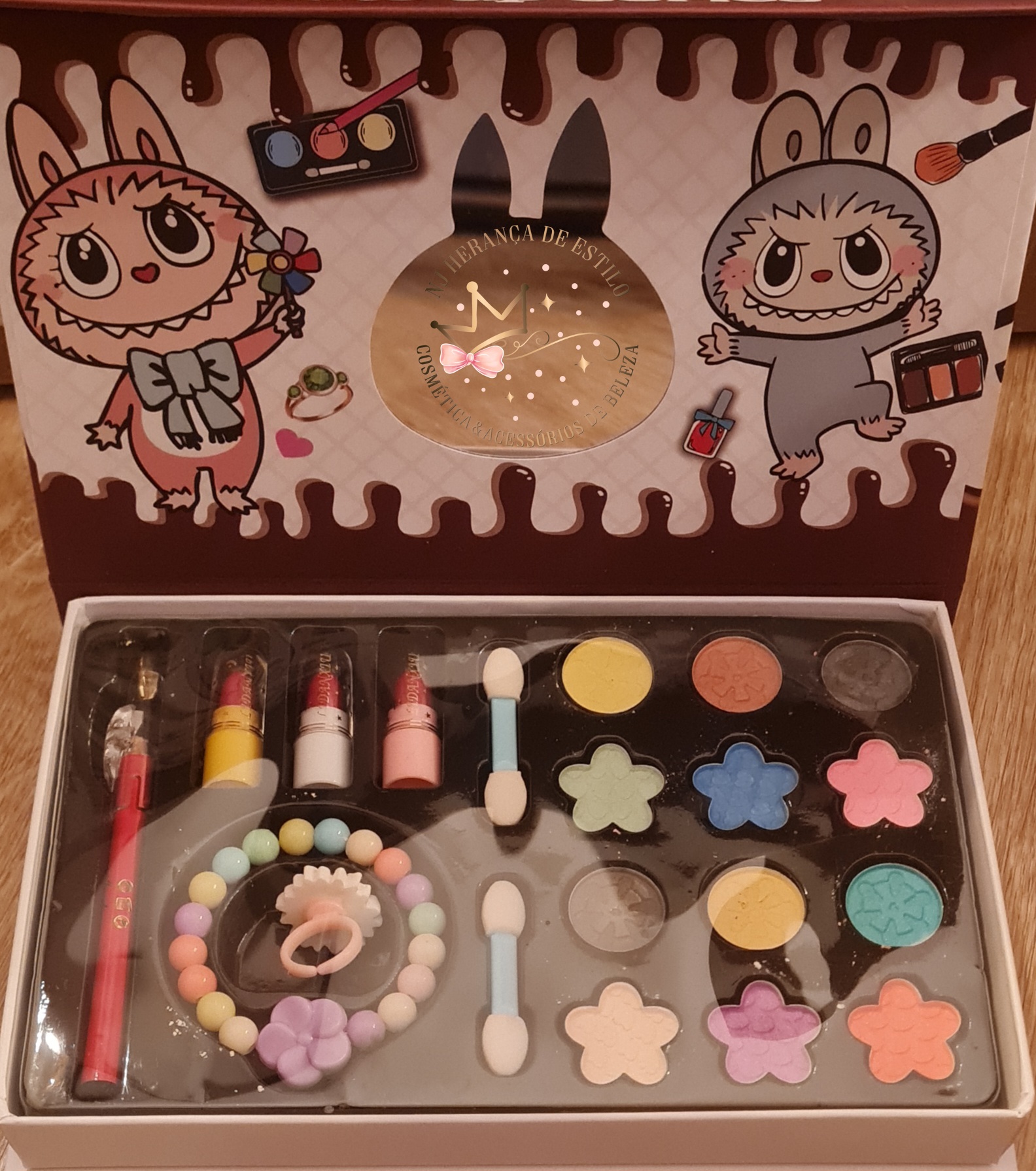 Conjunto infantil de maquilhagem com batons, sombras coloridas e acessórios em embalagem decorada