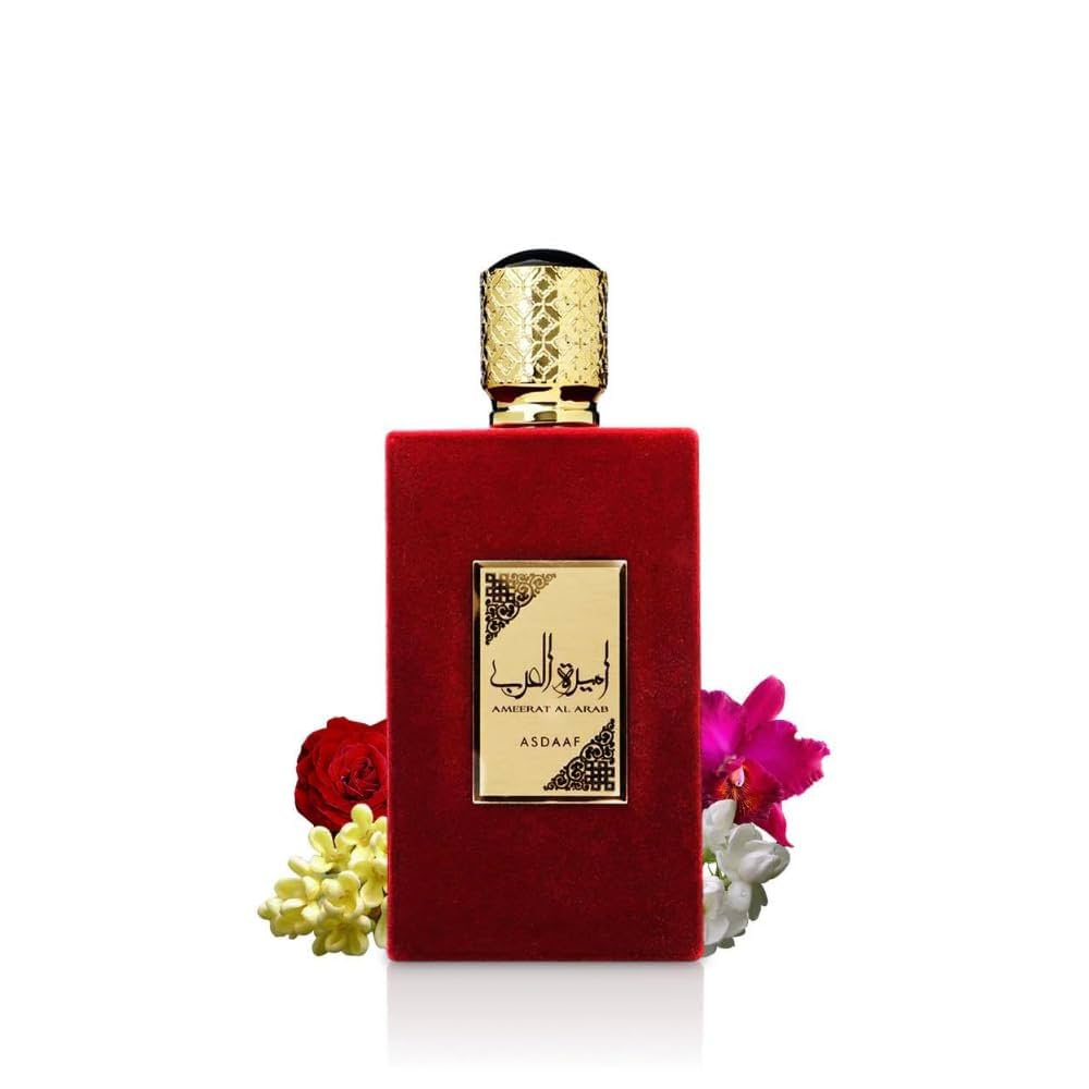 Frasco de perfume vermelho com tampa dourada e flores ao fundo