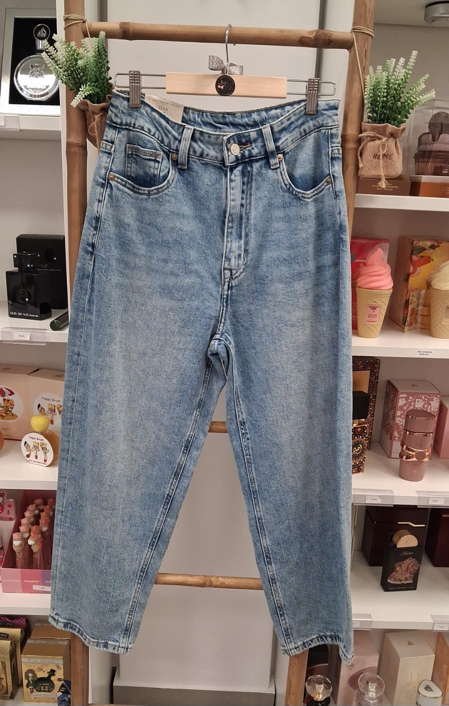 Calças de ganga azuis claras penduradas em cabide