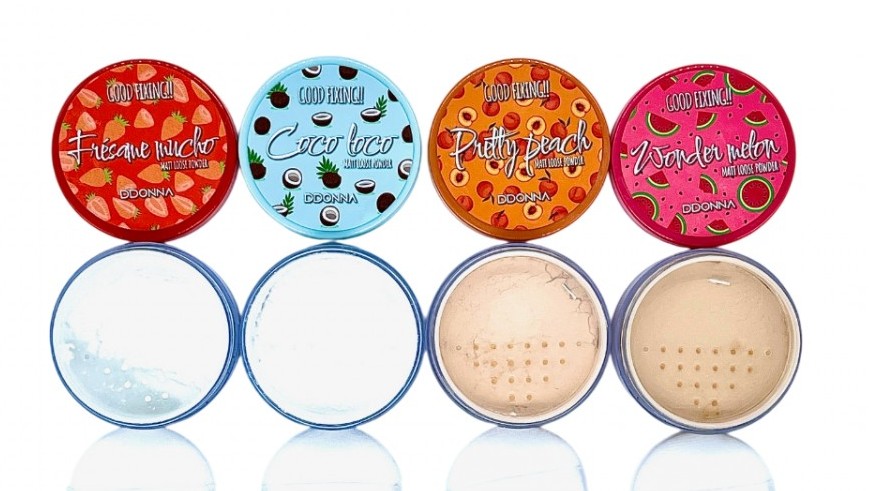 Quatro pós compactos coloridos com tampas ilustradas e textos, dispostos abertos em fila.