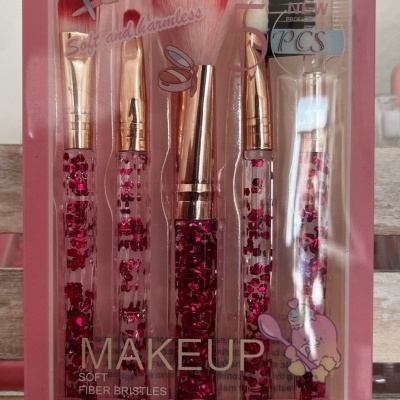 Conjunto de 5 pincéis de maquilhagem com cabos transparentes e corações vermelhos
