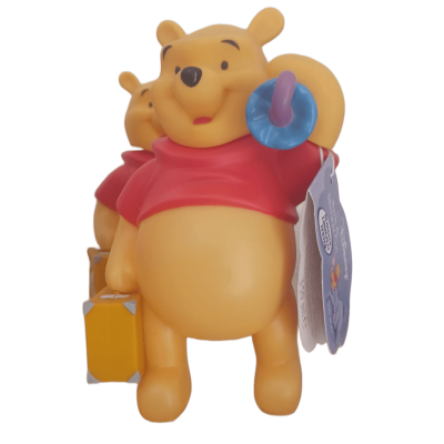Figurina plástica de Winnie the Pooh com camisola vermelha, chocalho azul e mala amarela.