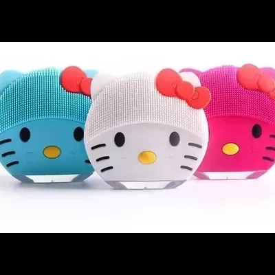 Três escovas faciais elétricas em forma de cabeça de gato coloridas