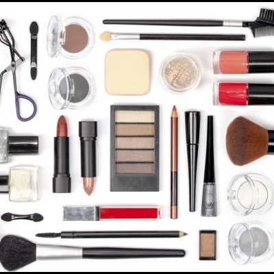Produtos de maquilhagem variados organizados sobre fundo branco