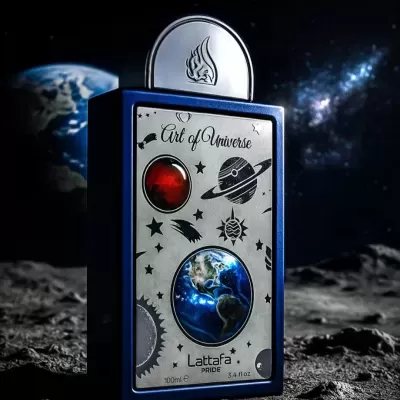 Frasco de perfume azul com desenhos espaciais e texto em superfície lunar