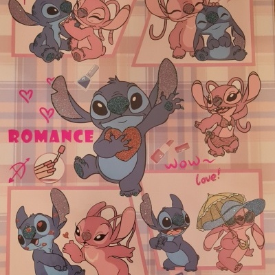Estampados de Lilo & Stitch com fundo xadrez e texto
