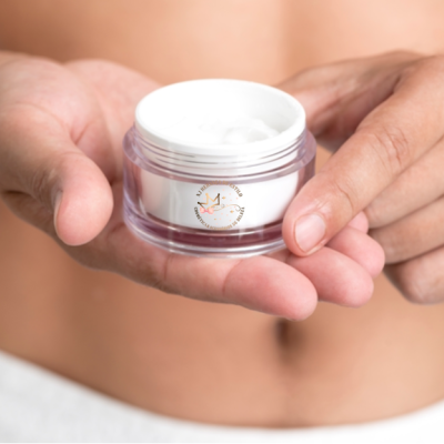 Frasco de creme translúcido aberto segurado por mãos