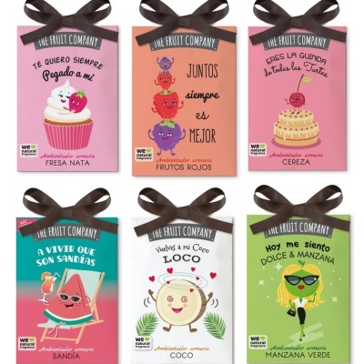 Embalagens coloridas de ambientadores aromáticos com frutas e texto em espanhol