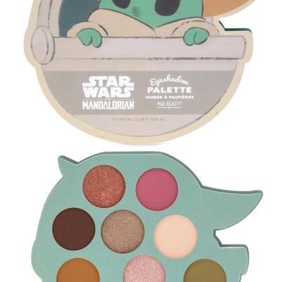 Paleta de sombras Star Wars Mandalorian com formato de Baby Yoda e nove cores diferentes.