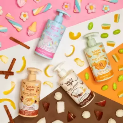 Frascos de loção corporal Tulipán Negro rodeados por doces coloridos em fundo multicolor