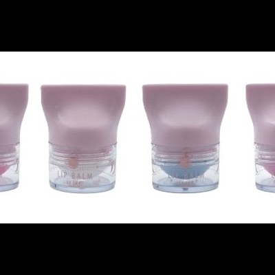 Quatro tampas rosa claro com escovas de unhas transparentes e cerdas coloridas