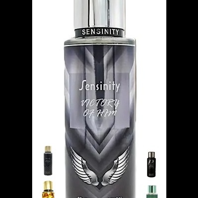 Frasco de fragrância corporal Sensinity Victory of Him com detalhe de asas e texto em cinza e branco