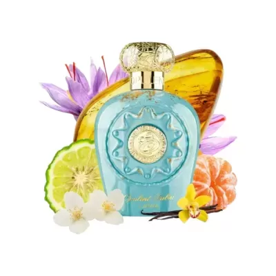 Frasco de perfume azul claro com tampa dourada e flores e frutas ao redor